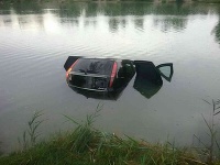 Hasiči z Nového Mesta nad Váhom a Trenčína vyťahovali auto z jazera Hasiči z Nového Mesta nad Váhom a Trenčína vyťahovali auto z jazera