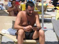 Minulý rok Salvini, v tom čase ešte minister vnútra, viedol kampaň v plavkách na piesočnej pláži a na gumenom člne. 