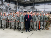 Donald Trump s americkými vojakmi na základni v nemeckom Ramsteine. Donald Trump s americkými vojakmi na základni v nemeckom Ramsteine.