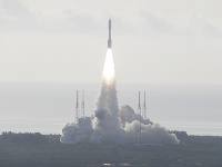 Raketa Atlas V štartuje na prevratnú misiu na Mars. Raketa Atlas V štartuje na prevratnú misiu na Mars.