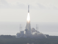 Raketa Atlas V štartuje na prevratnú misiu na Mars.