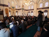 Na sociálnych sieťach sa opäť objavili príspevky, podľa ktorých je v Japonsku uzákonený zákaz islamu, moslim môže do krajiny vstúpiť iba na 15 dní a na japonských univerzitách nie je možné študovať arabčinu. Na sociálnych sieťach sa opäť objavili príspevky, podľa ktorých je v Japonsku uzákonený zákaz islamu, moslim môže do krajiny vstúpiť iba na 15 dní a na japonských univerzitách nie je možné študovať arabčinu.