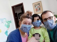 Andrea si po smrti svojej sestry Zuzany Dolinayovej vyliala srdce. Na fotografii rodina Dolinayovcov. Andrea si po smrti svojej sestry Zuzany Dolinayovej vyliala srdce. Na fotografii rodina Dolinayovcov.