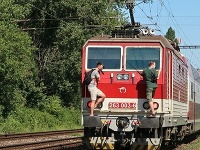 Mladíci riskovali svoj život, keď sa viezli na zadných nárazníkoch vlaku Mladíci riskovali svoj život, keď sa viezli na zadných nárazníkoch vlaku