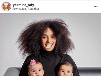 Yasmine Taty so svojimi rozkošnými dvojičkami Ryanom a Khloé.