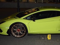 Zaparkované lamborghini niekto poškodil Zaparkované lamborghini niekto poškodil
