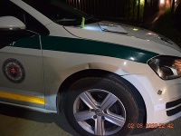 V sobotu v noci sa policajná hliadka pokúšala zastaviť auto idúce cez obec Bátorová, smerom na Nenince.
