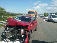 Pri nehode sa zrazilo osobné auto s cestárskym vozidlom. Pri nehode sa zrazilo osobné auto s cestárskym vozidlom.