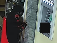 Osoba na snímke vykonávala neoprávnené výbery z bankomatu na ulici Dukelských hrdinov. Osoba na snímke vykonávala neoprávnené výbery z bankomatu na ulici Dukelských hrdinov.