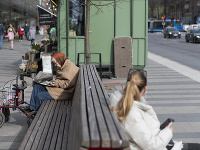 Ľudia vo Švédsku sa rúškami poväčšine nechránia. Ľudia vo Švédsku sa rúškami poväčšine nechránia.