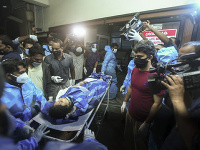  Zranenú cestujúcu z havarovaného lietadla privážajú na nosidlách do nemocnice v indickom meste Kalikat v juhoindickom štáte Kérala