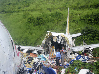 Lietadlo v Indii skĺzlo z dráhy a rozlomilo sa