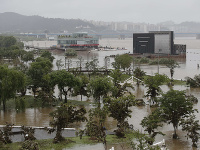 Južnú Kóreu sužujú záplavy a zosuvy pôdy