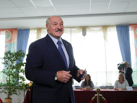 Bieloruský prezident Alexandr Lukašenko hádže do urny svoj hlas počas hlasovania v prezidentských voľbách 