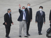 Americký minister zdravotníctva Alex Azar na letisko v Taiwane