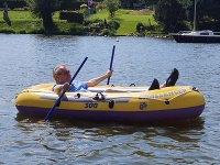 Prezident Miloš Zeman na svojom obľúbenom žltomodrom člne.