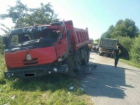 Dve nákladné autá sa vzájomne zrazili Dve nákladné autá sa vzájomne zrazili