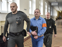 Na snímke uprostred obžalovaný Patrik Pachinger Na snímke uprostred obžalovaný Patrik Pachinger