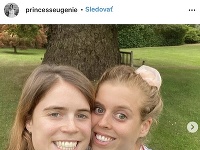 Princezná Eugenia zverejnila fotku, na ktorej sú so sestrou Beatrice bez štipky mejkapu. 