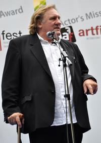 Gérard Depardieu si preberá cenu na festivale Art Film 
