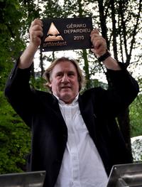 Gérard Depardieu si preberá cenu na festivale Art Film 