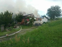 Hasiči zasahujú pri požiari rodinného domu v Krupine