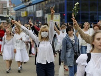 Ženy v bielom a kvetmi v rukách žiadajú právo na slobodu prejavu
