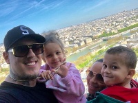 Raper Separ s manželkou Tinou a deťmi Raper Separ s manželkou Tinou a deťmi