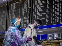 Ľudia na letisku v nemeckom Frankfurte Ľudia na letisku v nemeckom Frankfurte