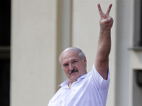 Lukašenko ukazuje znak mieru: Pozdrav smeroval svojim stúpencom.