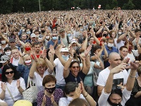 Obyvatelia Minsku prišli vyjadriť podporu prezidentskej kandidátke Cichanovskej.