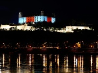 Bratislavský hrad je nasvietený symbolicky na bielo-červeno na znak solidarity s protestujúcimi občanmi Bieloruska