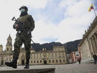 Vojak, ktorý má ochrannú masku, kráča na Bolivarovom námestí v Bogote v Kolumbii Vojak, ktorý má ochrannú masku, kráča na Bolivarovom námestí v Bogote v Kolumbii