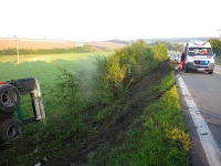 Hasiči z Bánoviec nad Bebravou zasahovali vo štvrtok ráno pri dopravnej nehode v katastri obce Brezolupy v Bánovskom okrese. Prevrátil sa tam kamión s drevom.