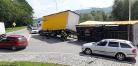 Na kruhovom objazde v Námestove sa prevrátil kamión Na kruhovom objazde v Námestove sa prevrátil kamión