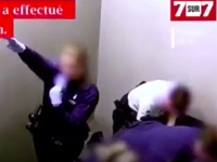 Policajtka hajlovala, zatiaľ čo šiesti ďalší policajti mali kľačať 16 minút na hrudníku Chovanca. Policajtka hajlovala, zatiaľ čo šiesti ďalší policajti mali kľačať 16 minút na hrudníku Chovanca.