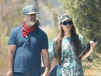 Mel Gibson a Rosalind Ross na prechádzke.