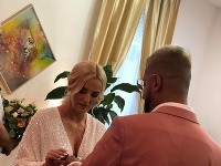 Šorty sa oženil v sobotu o 17-tej hodine popoludní na úrade v Podunajských Biskupiciach.