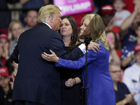 Tím amerického prezidenta Donalda Trumpa opúšťa jeho dlhoročná spolupracovníčka Kellyanne Conwayová.
