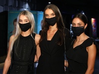 Víťazky Miss Slovensko v rúškach na premiére filmu Šťastie je krásna vec