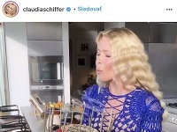 Claudia Schiffer má 50 rokov a vyzerá fantasticky.