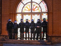 Polícia stráži vchod do kostola.