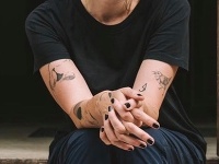 Na rukách má Ivica zaujímavé tetovania, ktoré však na okolie môžu pôsobiť nezmyselne. Na ľavej ruke má slávika.