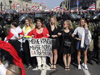 V Minsku opäť protestujú proti Lukašenkovi tisíce ľudí. 