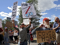 Ľudia protestovali v uliciach Bostonu proti povinnému očkovaniu 
