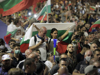 Obyvatelia Bulharska vyšli do ulíc, protestovali pred budovou parlamentu. 