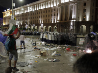 Obyvatelia Bulharska vyšli do ulíc, protestovali pred budovou parlamentu. 