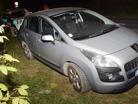 Trojica mužov rozbila okno na aute a potom ho vykradla Trojica mužov rozbila okno na aute a potom ho vykradla