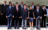Robert Fico a ministri odchádzajúcej vlády počas spoločného fotografovania. 