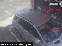 Seneckí policajti objasňujú krádež elektrického rotačného laserového zameriavača, ktorý ukradol neznámy páchateľ v blízkosti staveniska na Bratislavskej ulici nachádzajúceho sa pri autoumyvárke v obci Malinovo, okres Senec. Seneckí policajti objasňujú krádež elektrického rotačného laserového zameriavača, ktorý ukradol neznámy páchateľ v blízkosti staveniska na Bratislavskej ulici nachádzajúceho sa pri autoumyvárke v obci Malinovo, okres Senec.